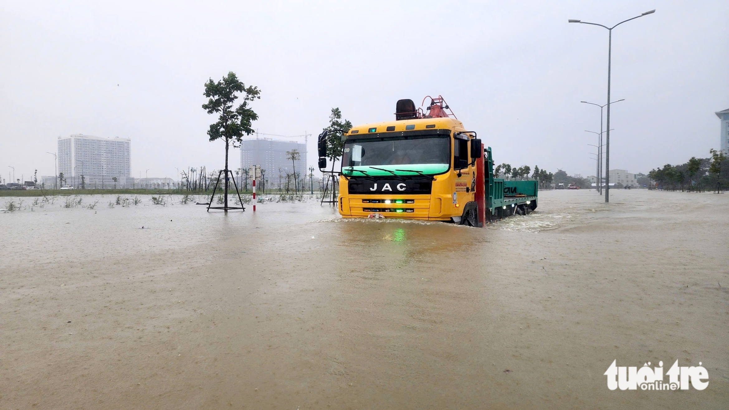 顺化暴雨惊人,部分地区超过1300毫米,多条市中心道路严重积水